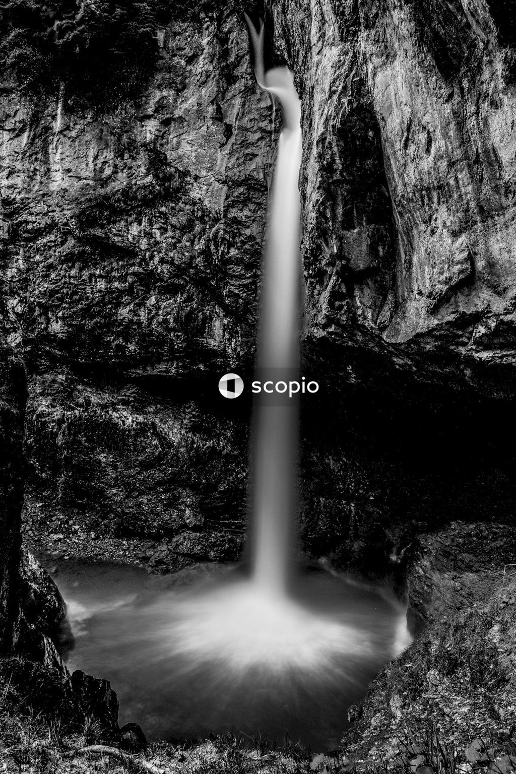 Grayscale photo of water falls