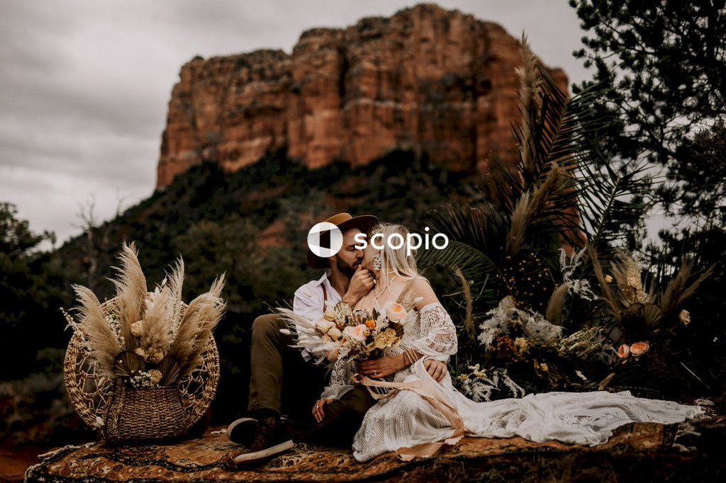 Man and woman sitting on the ground and kissing
