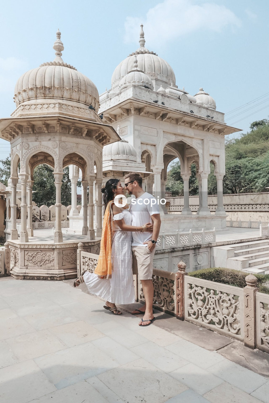 Man and woman kissing in Gaitore Ki Chhatriyan Monument in Jaipur, India