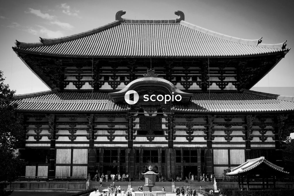 Grayscale photo of Tōdai-ji