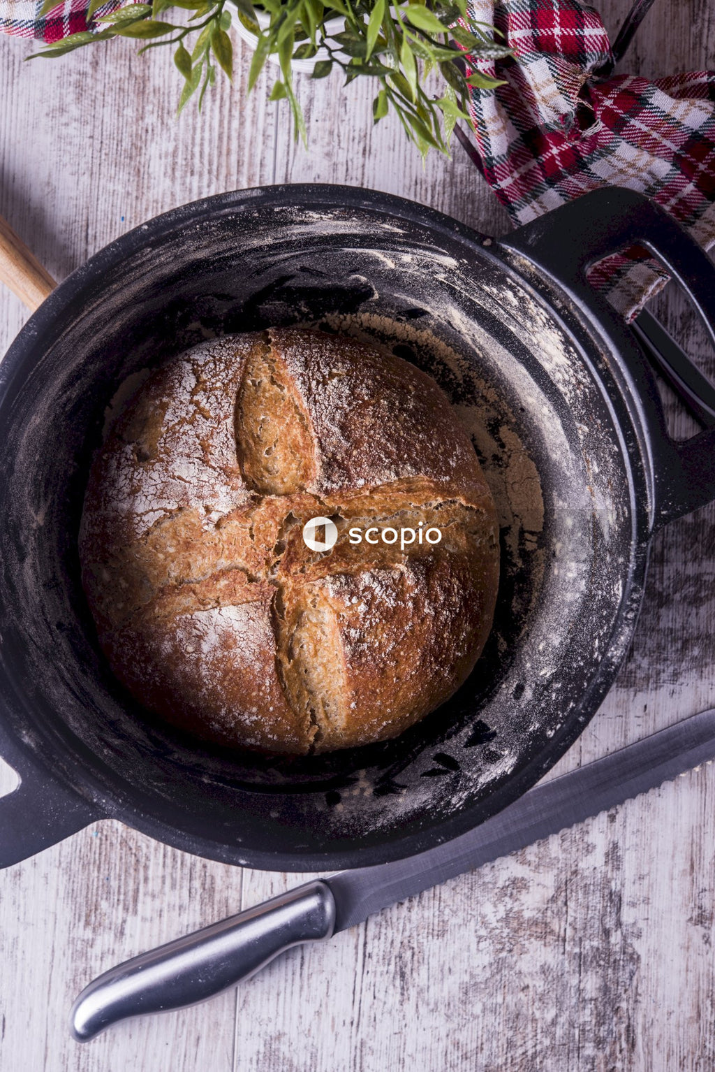 Brown bread on black round plate