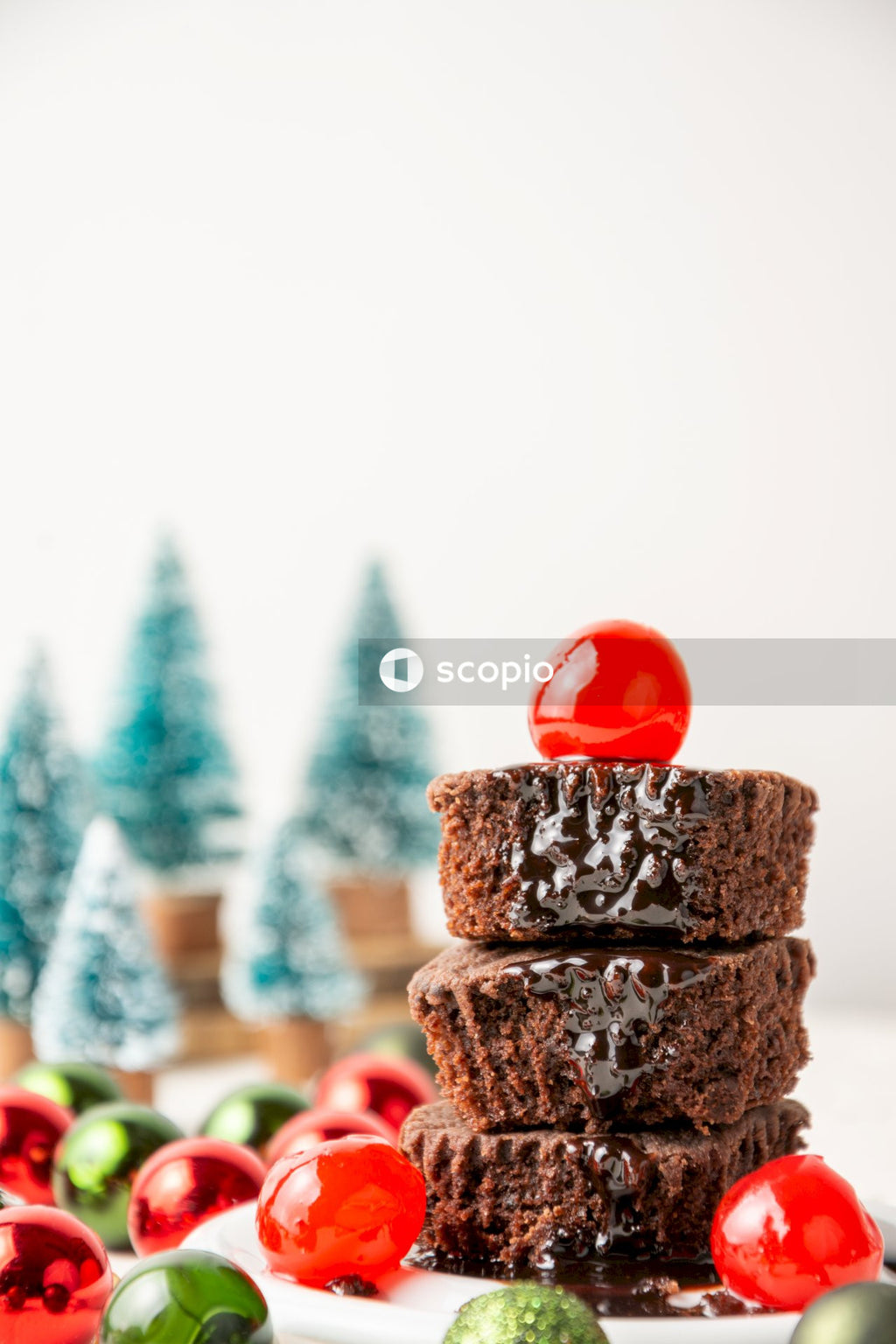 Brown and red round ornament