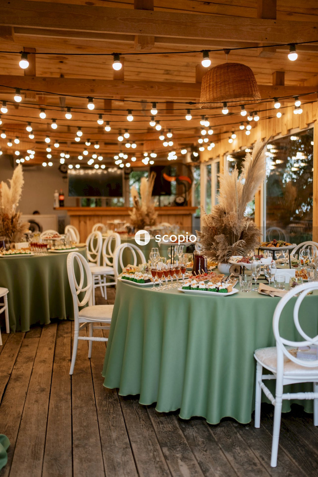 Green and white table cloth